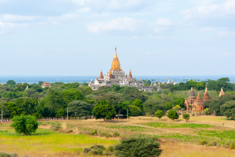 Blick auf den imposanten Ananda Tempel mit seiner vergoldeten Kuppel