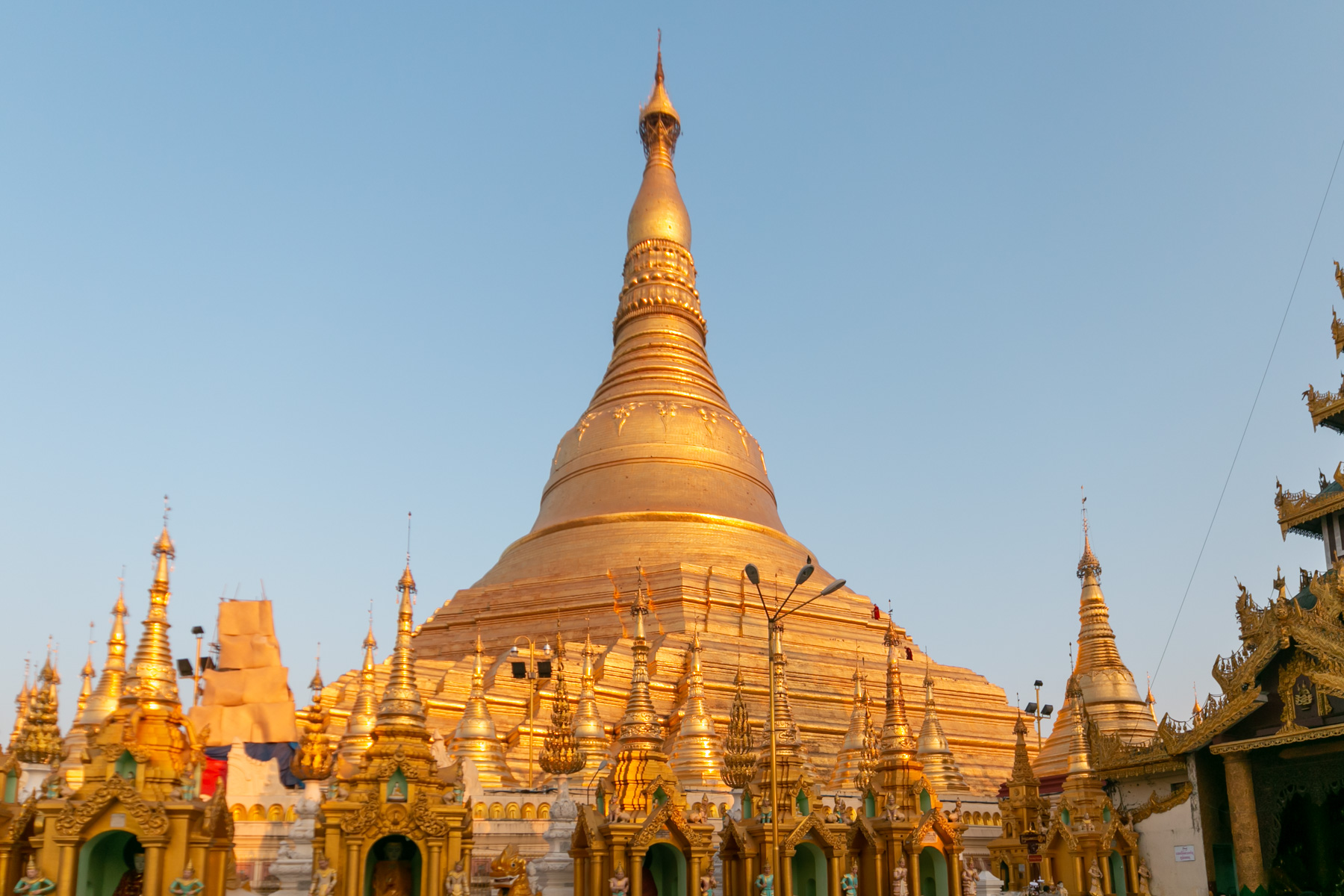 Blick auf die riesige vergoldete Stupa der Shwedagon Pagode