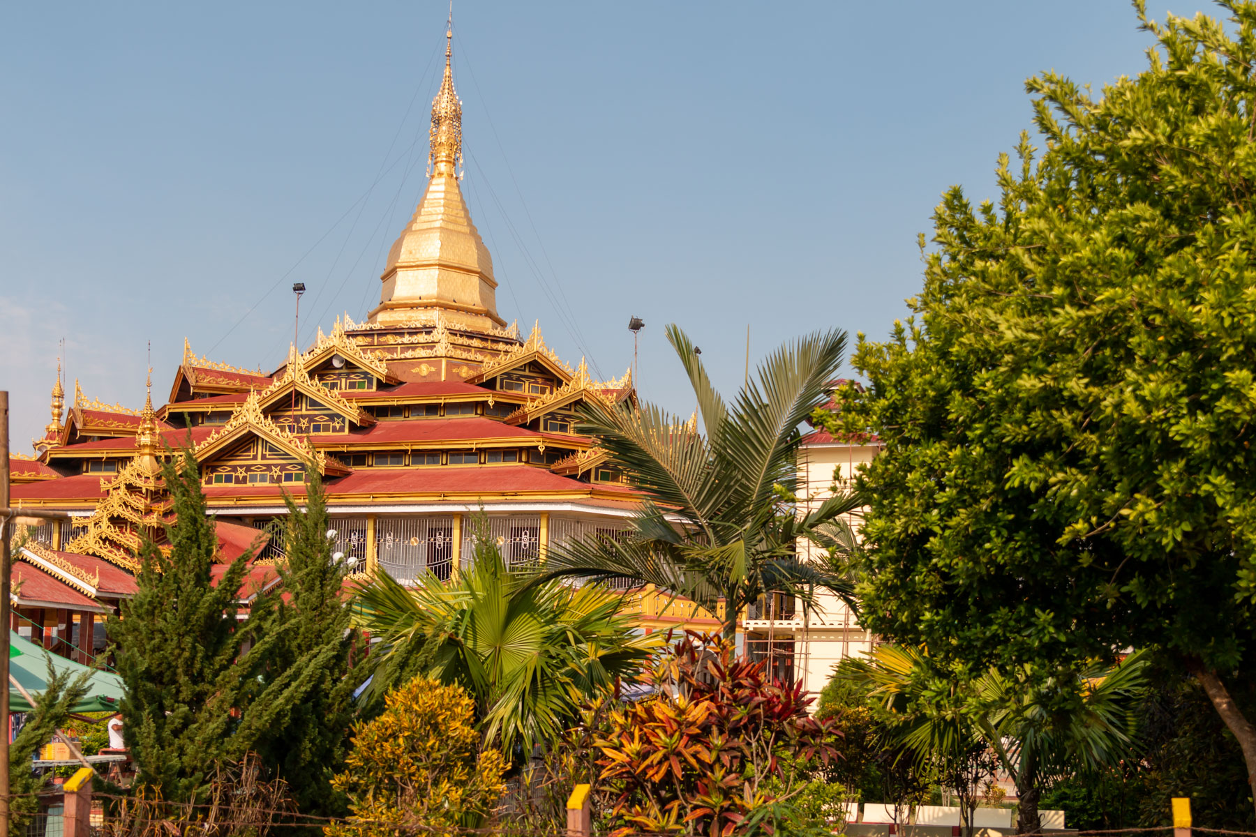 Blick auf die vergoldete Stupa der Phaung Daw Oo Pagode