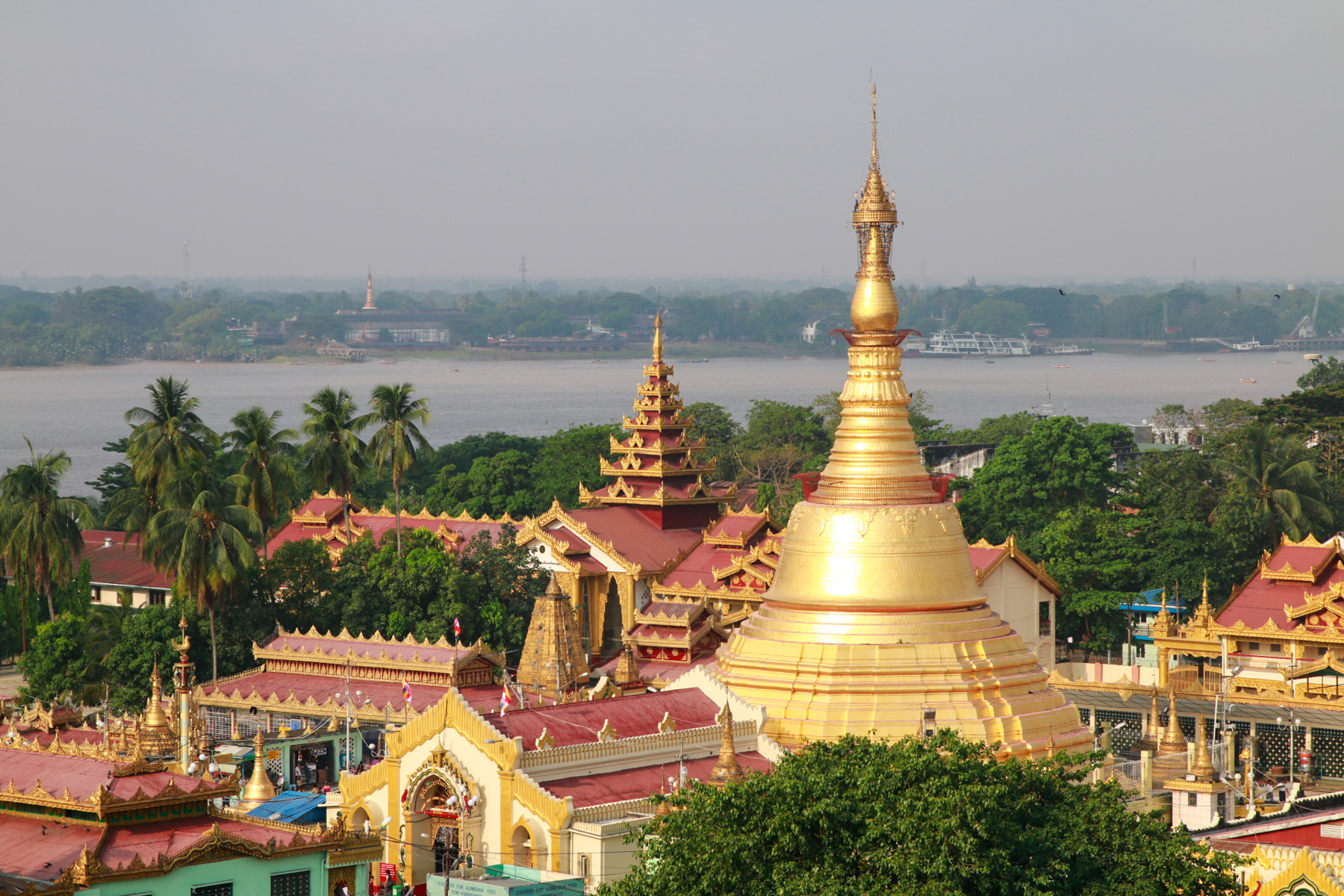 Blick auf die Bo Hta Taung Pagode und dem dahinter liegenden Yangon River