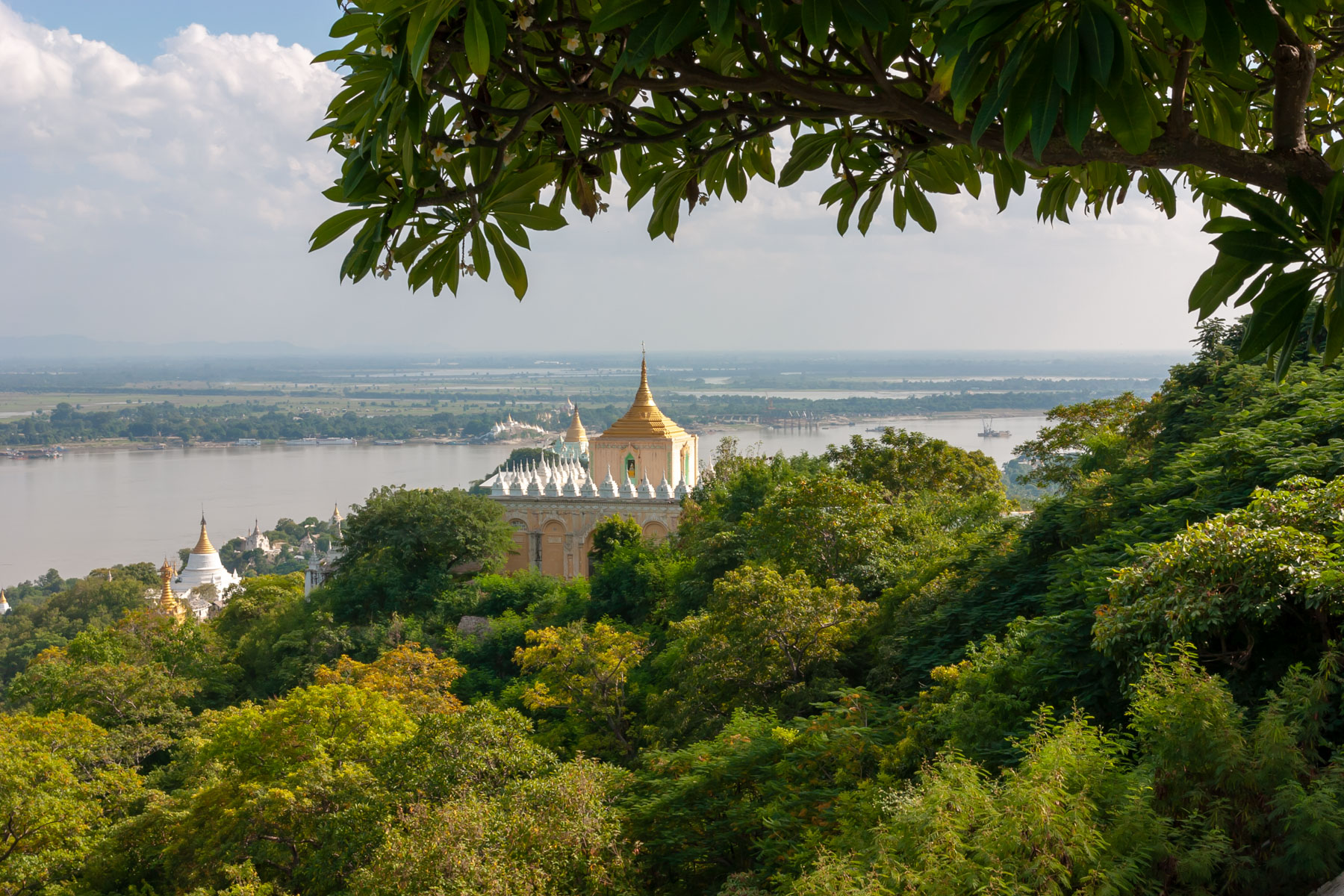 Blick vom Sagaing-Hügel auf viele Pagoden und den Ayarwaddy