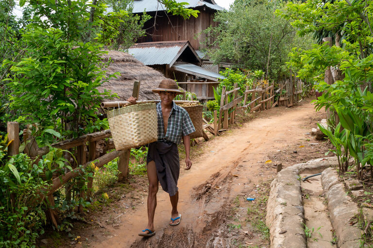 Einheimischer mit Tragekörben im Shan-Hochland