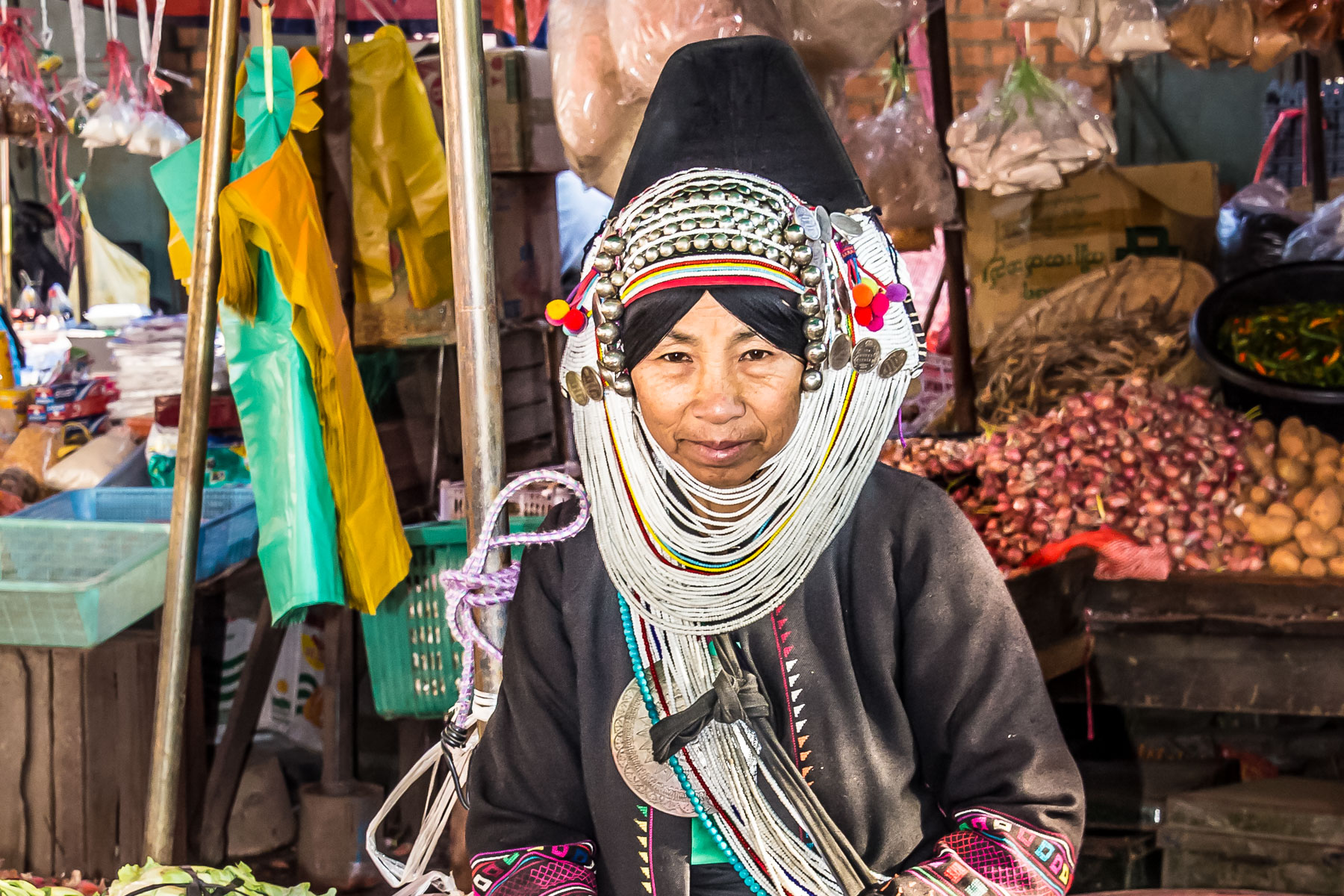 schwarz bekleidete Akha-Frau auf dem Markt in Keng Tong