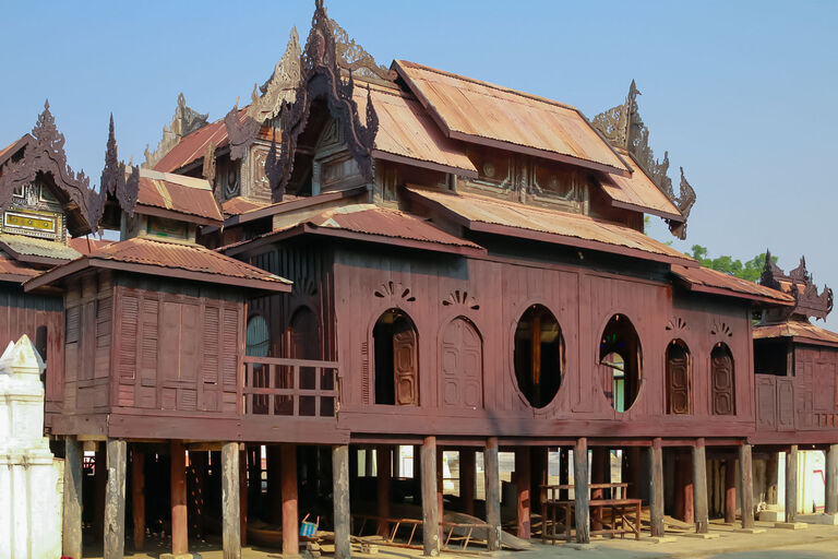 Frontansicht des Teak-hölzernen Shwe Yan Pyae Klosters in Nyaung Shwe
