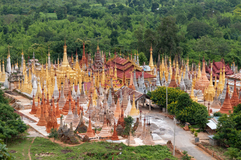 Blick auf die unzähligen, goldenen Stupas der Shwe Inn Thein Pagode