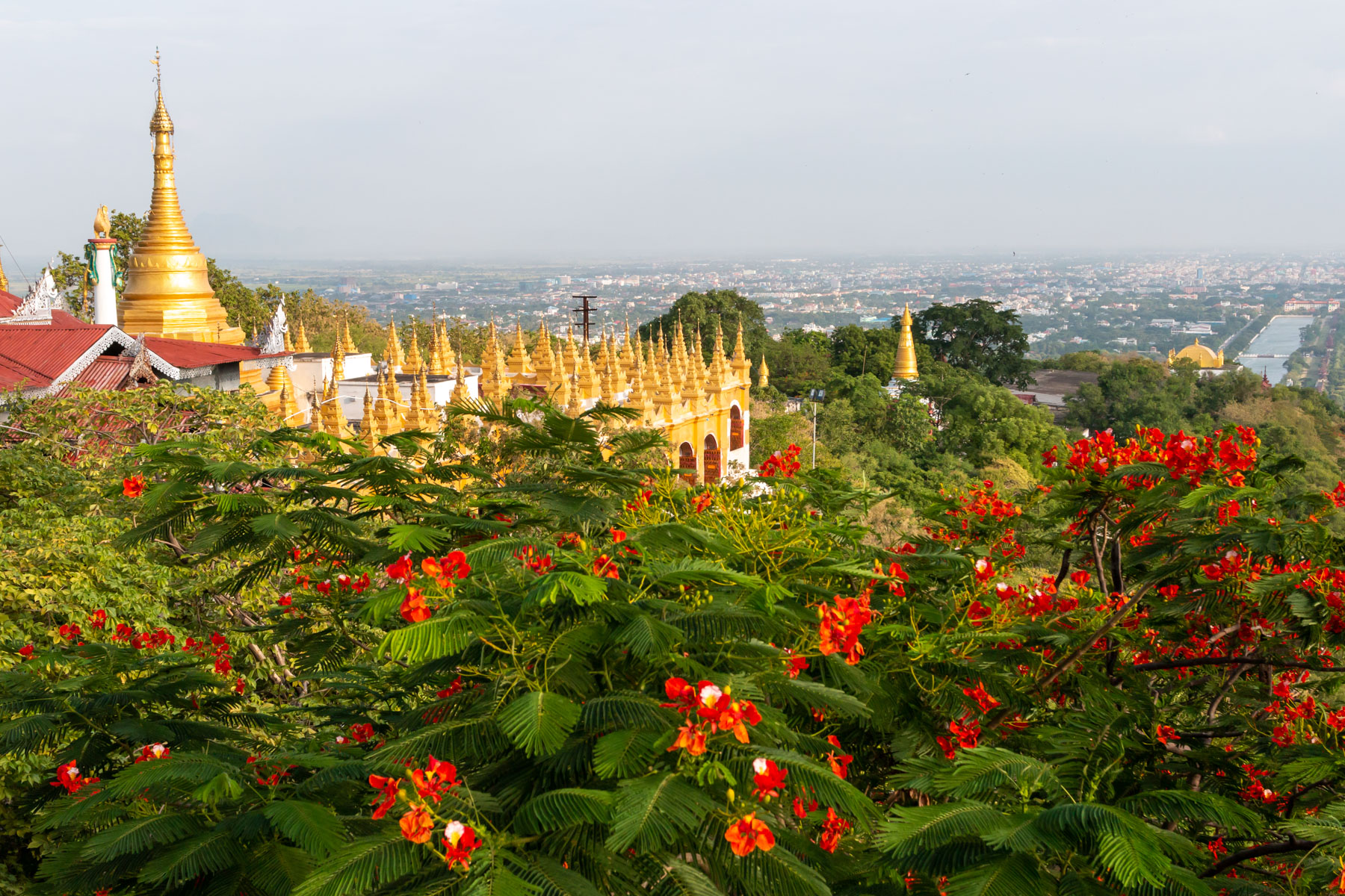 Blick von der auf einem Hügel liegenden Hill Pagode auf Mandalay