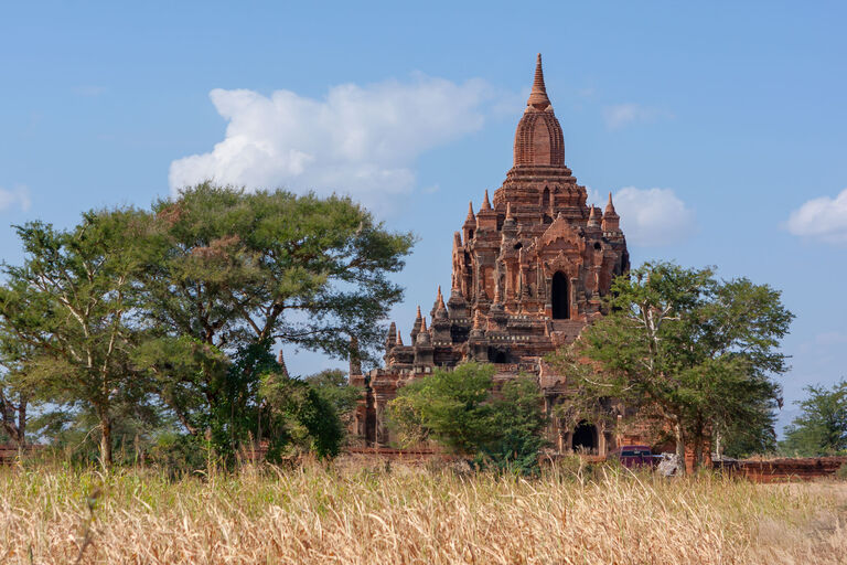 hinter Akazien verbirgt sich der imposante Hti Lo Min Lo Tempel