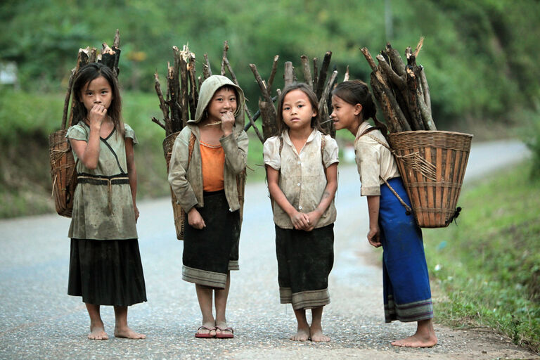Gruppe mit Kindern des Hmong-Stammes
