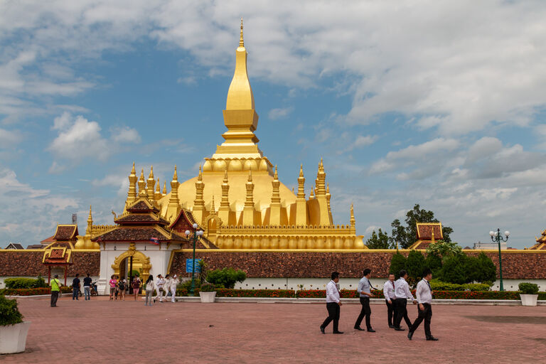 Blick auf die riesige goldene Stypa des Phra That Luang