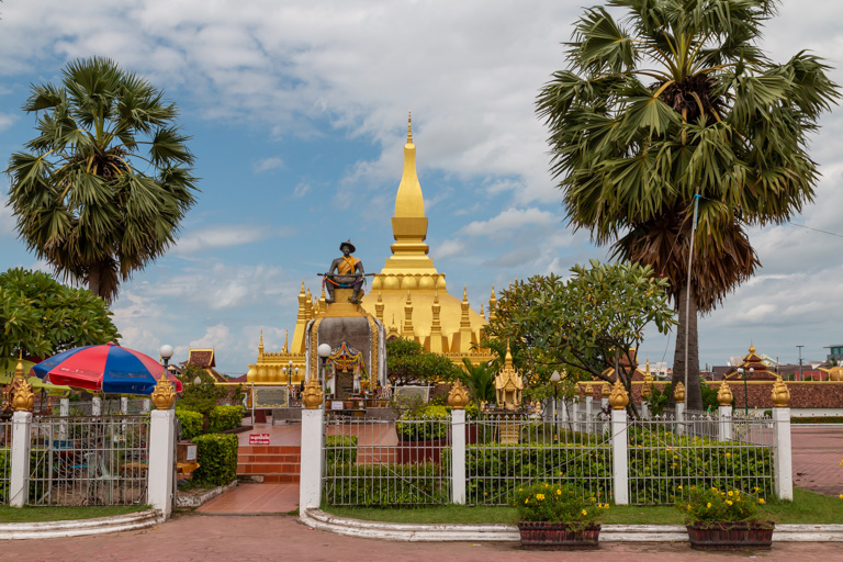 Blick auf die goldene Stupa des Phra That Luang