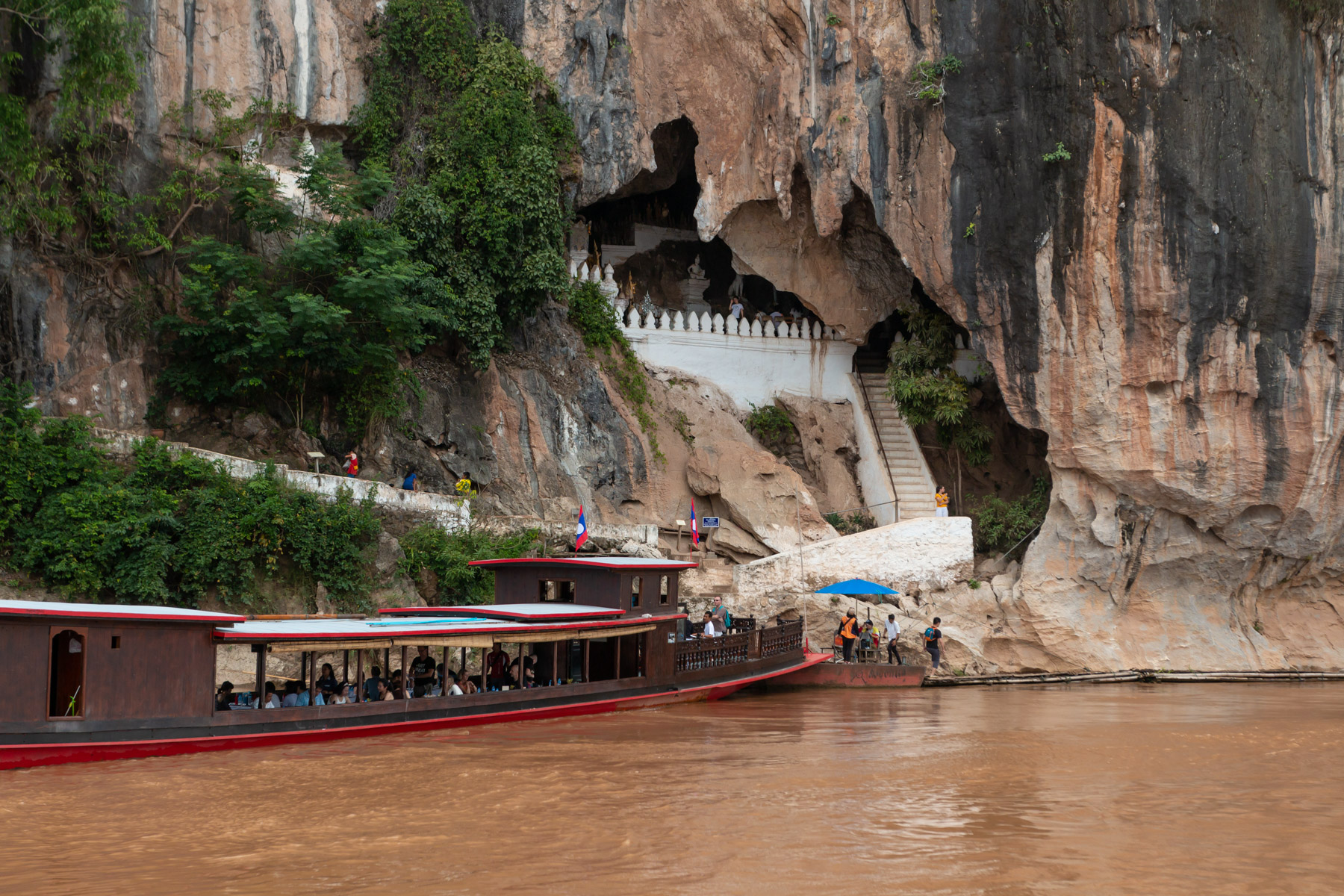 Blick vom Mekong auf den Eingang der Pak Oo Höhle