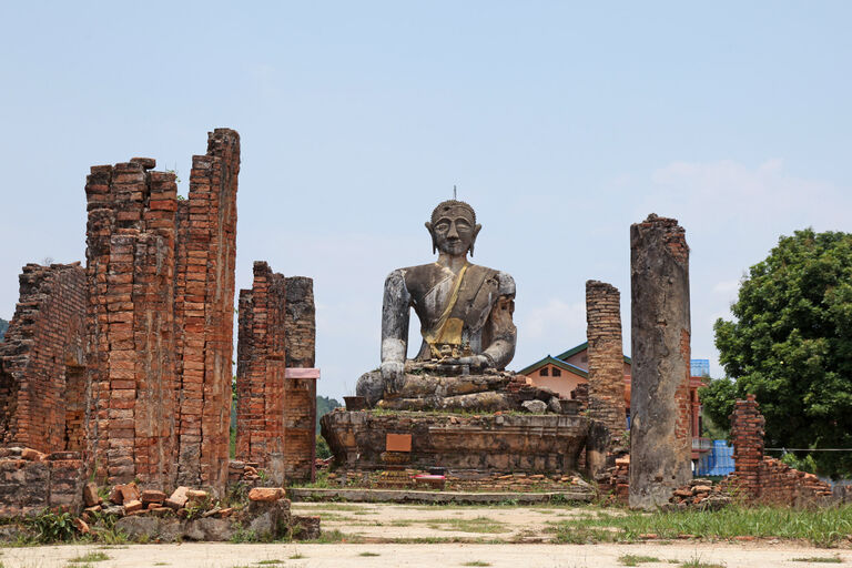 Buddha Statue in der Tempel-Ruine des Wat Pia Vat in Muang Khoun