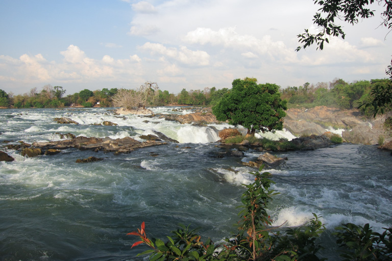 Blick auf die Stromschnellen des Khon Phapaeng Wasserfalls