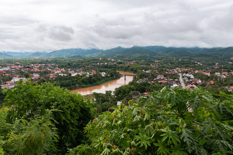 Blick vom Mount Phousi auf Luang Prabang und den Nam Khan Fluss