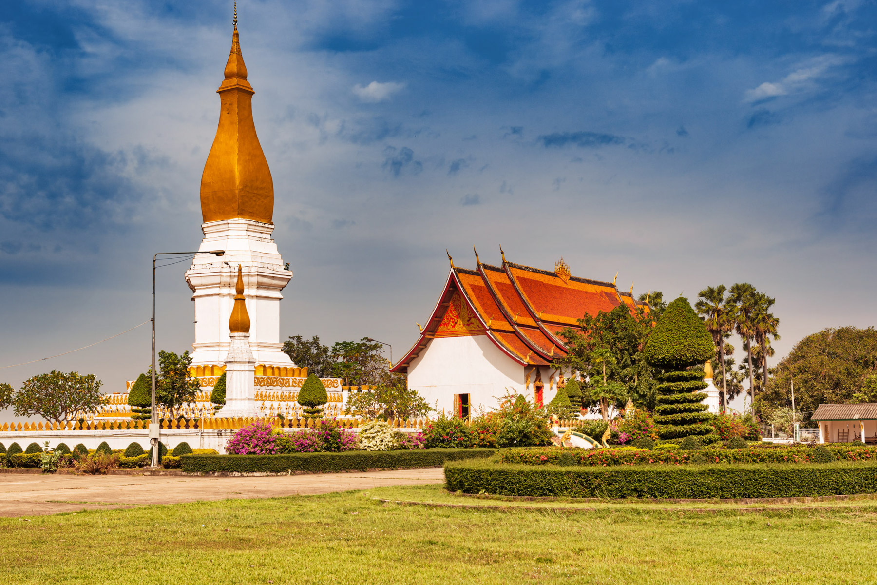 Blick auf den Tempel Tha Sikhottabong mit seiner Kirchturm ähnlichen Stupa