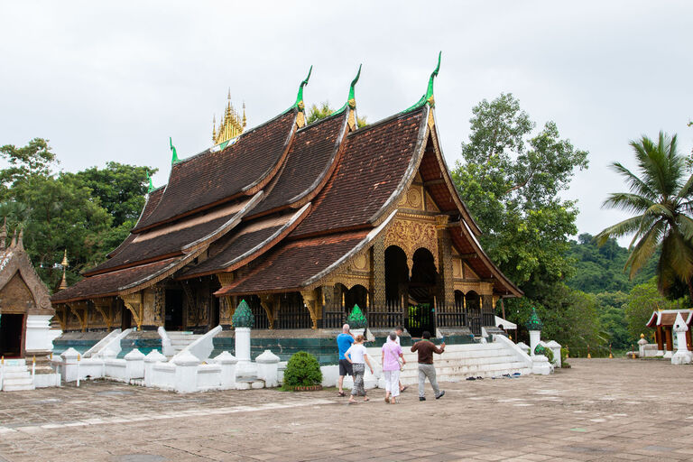 Wat Xieng Thoung mit seinem herunter gezogenen Dach im Lana-Stil