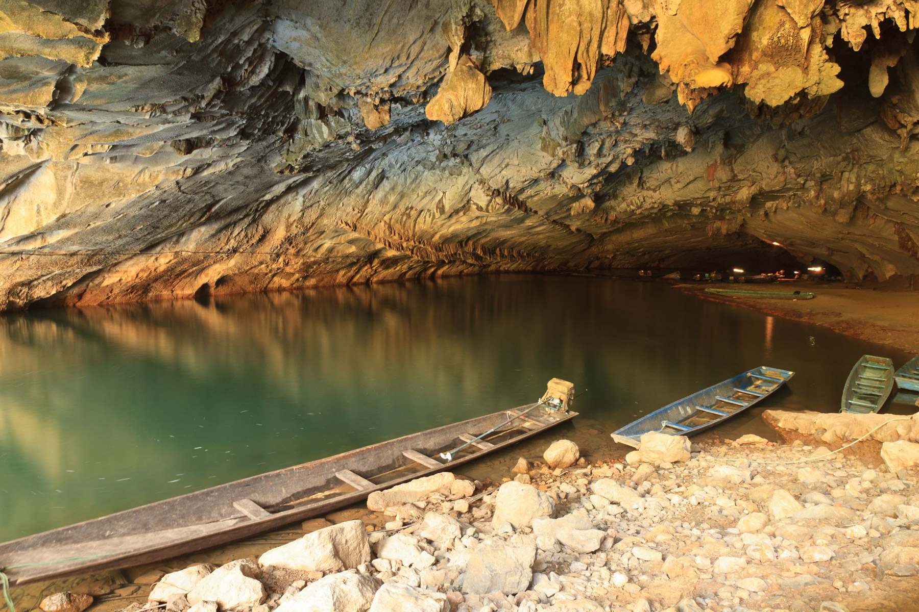 unterirdischer See, der mit Booten befahren werden kann in der Kong Lor Höhle