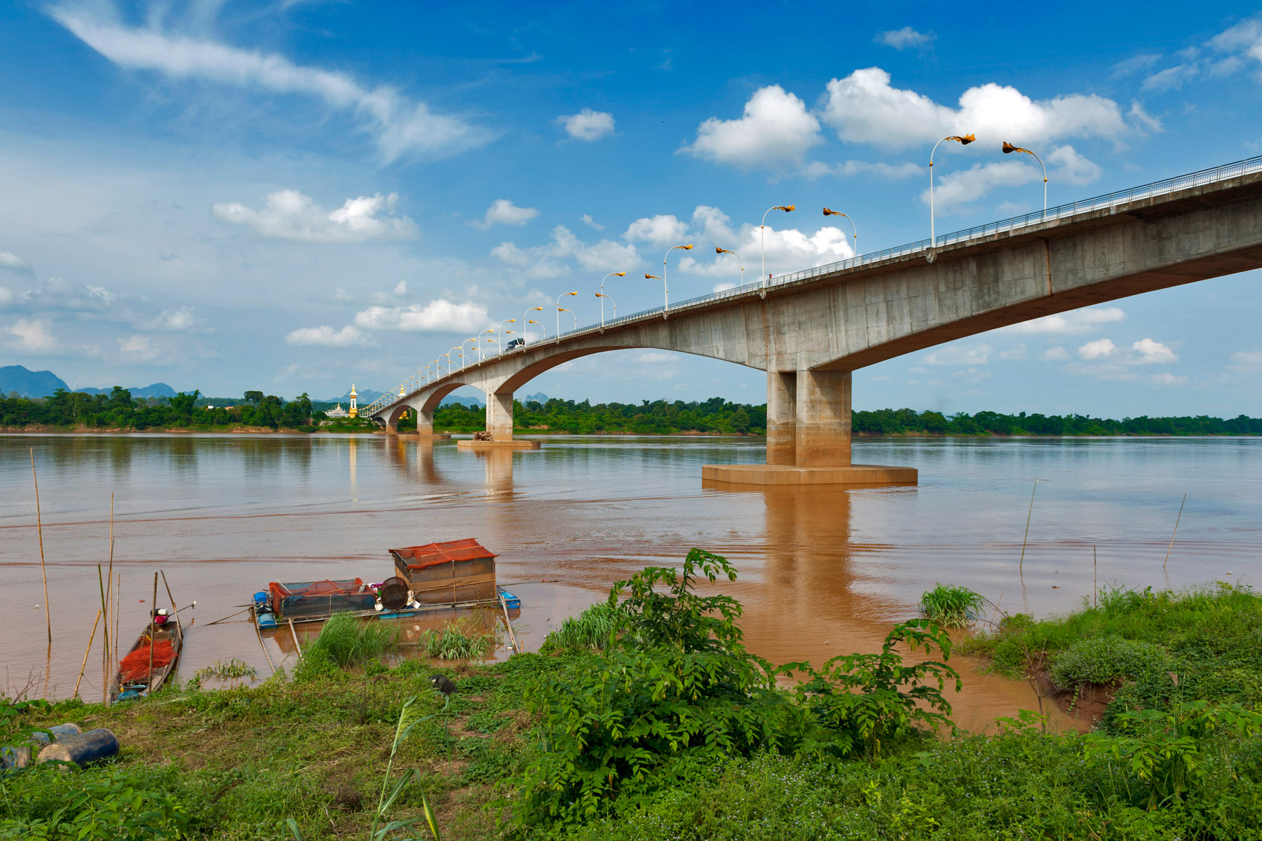 die Friendship Bridge von Thakhek überspannt den Mekong und verbindet Laos mit Thailand