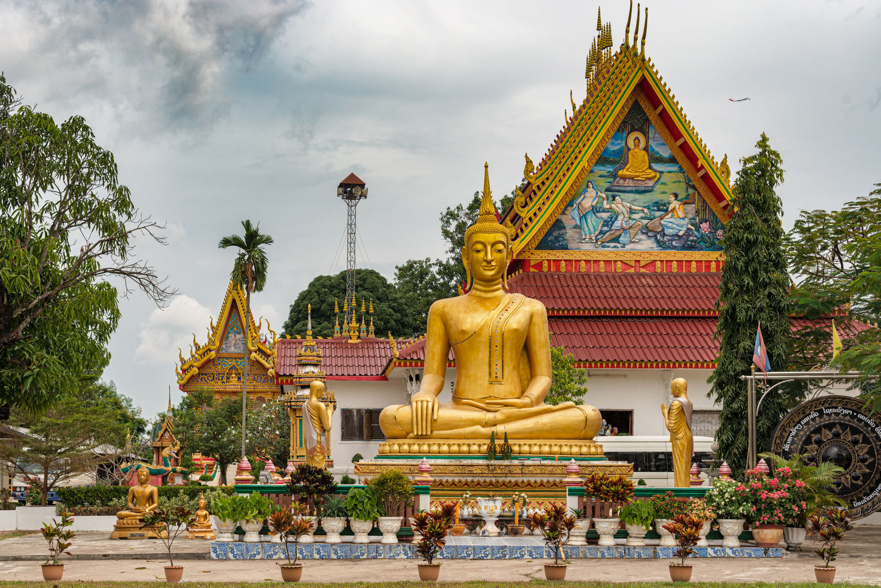 große vergoldete Buddha-Statue in einem Tempel in Savannakhet