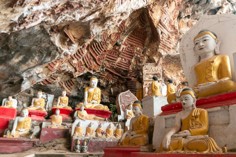 tausende kleine und große Buddha-Figuren