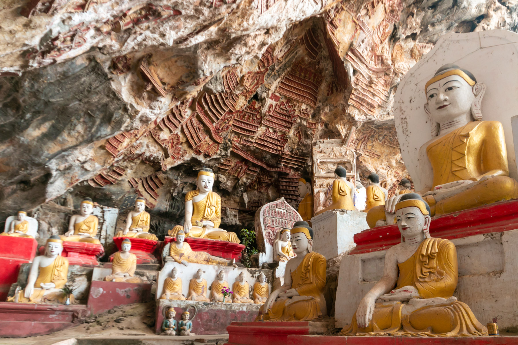 tausende kleine und große Buddha-Figuren