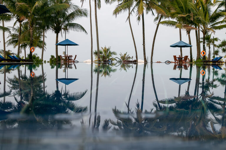 Blick auf den Infinity Pool des Myanmar Treasure Resorts