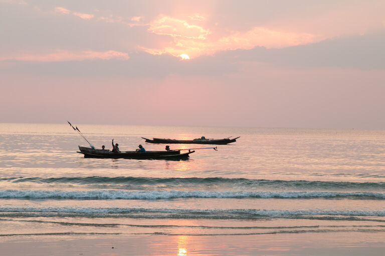 Fischerboote am Strand bei Sonnenuntergang