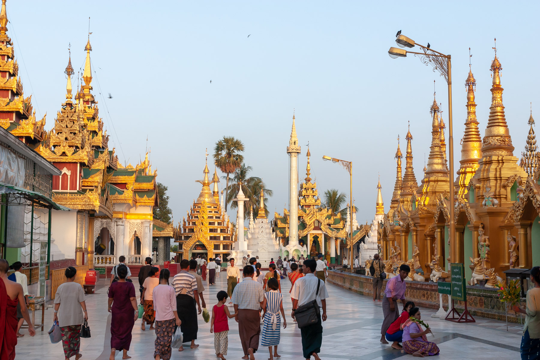 Blick auf den nördlichen Eingang der Shwedagon Pagode