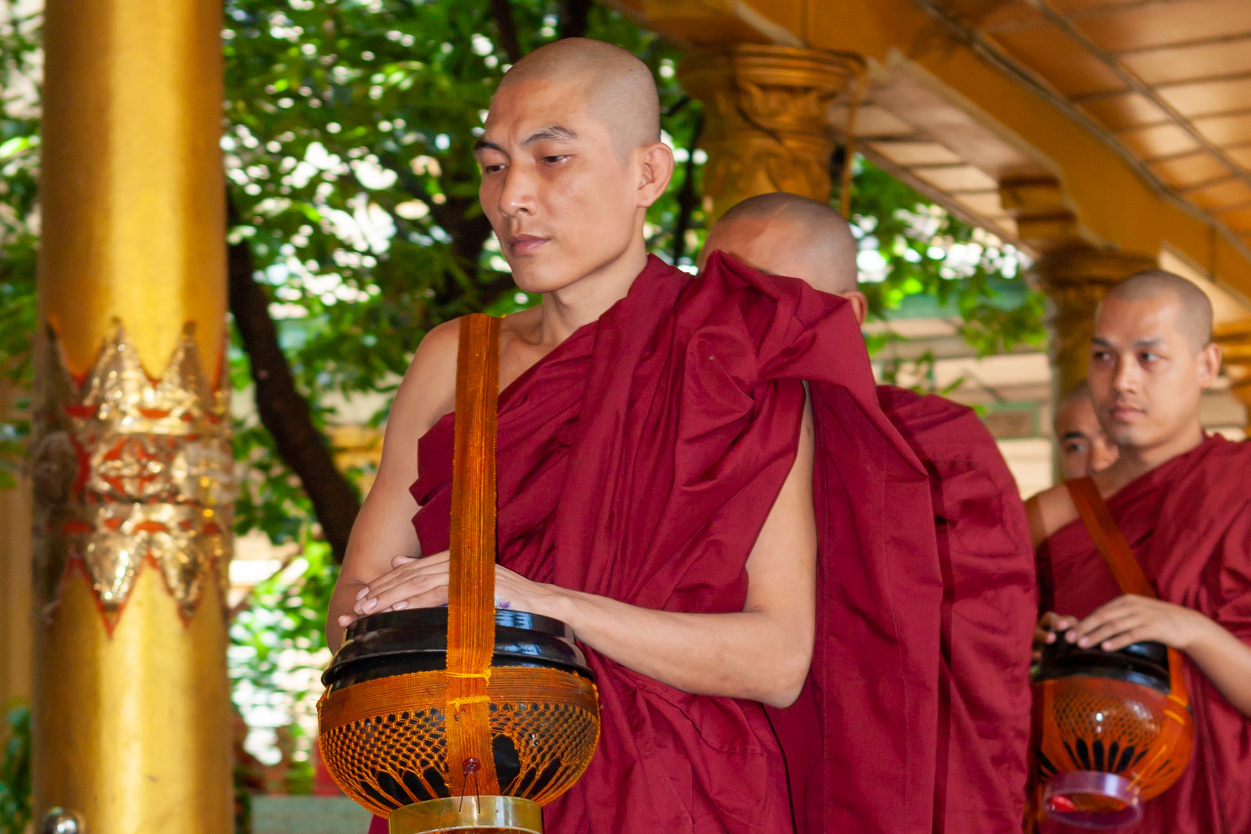 Mönche bei der Almosenzeremonie im Kyat Khat Wine Kloster