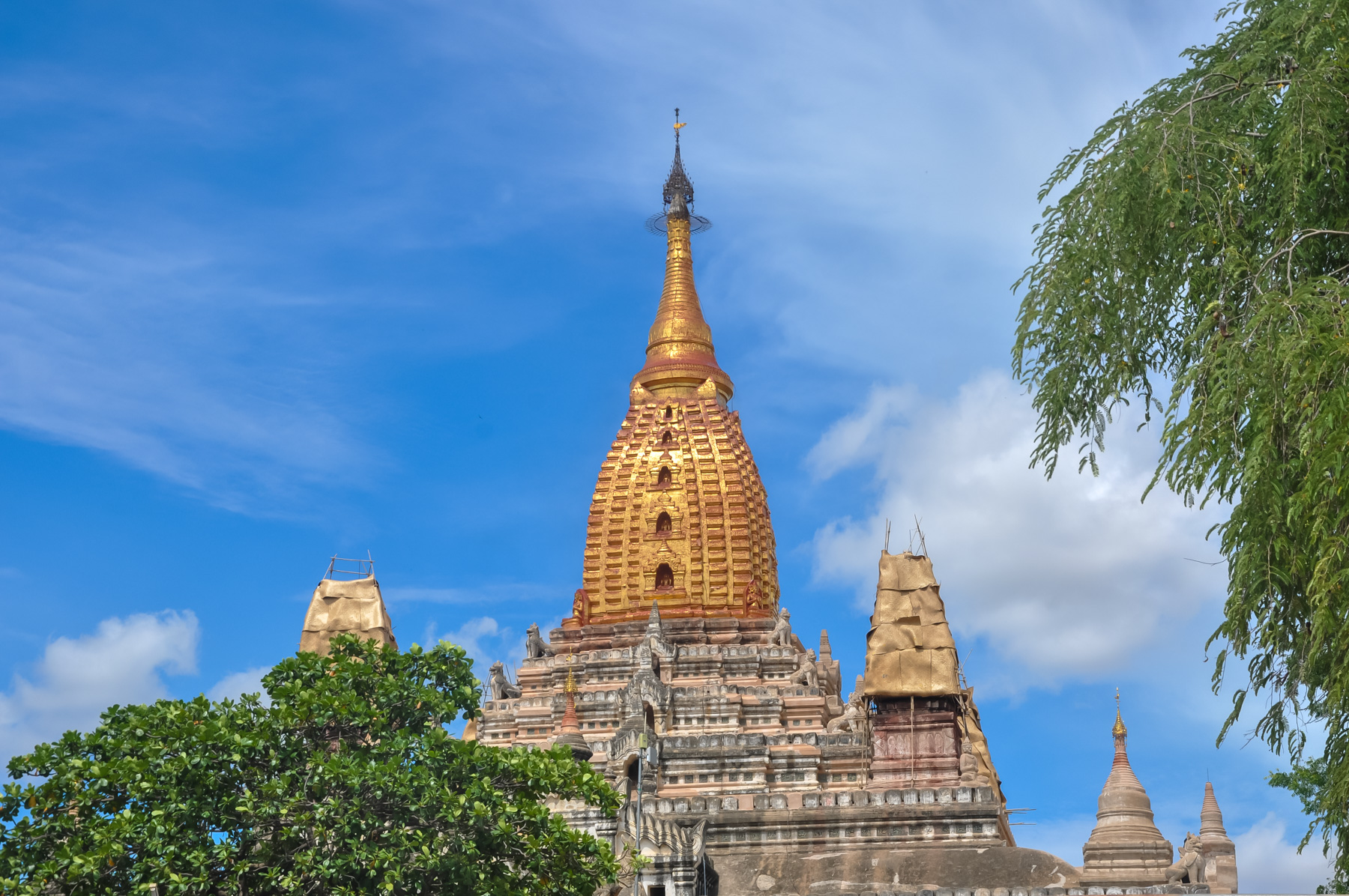 Blick auf die vergoldete Spitze des gewaltigen Ananda Tempels