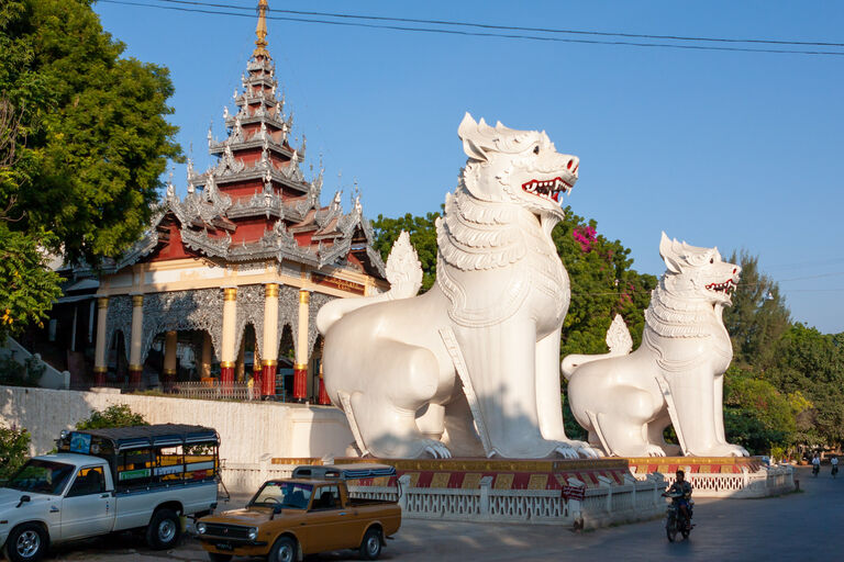 zwei Chinys (Löwen) beschützen die Aufgang zur Mandalay Hill Pagode