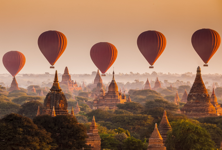 Heißluftballons über dem antiken Tempels von Bagan im Abendlicht