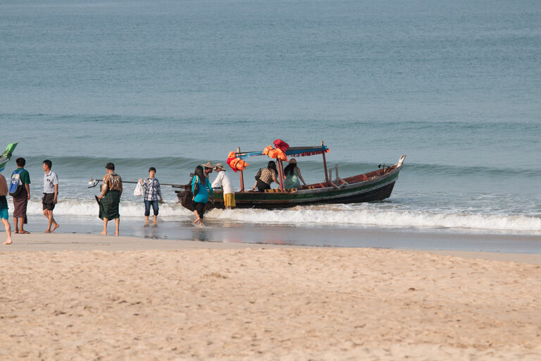 Touristen besteigen ein Ausflugsboot