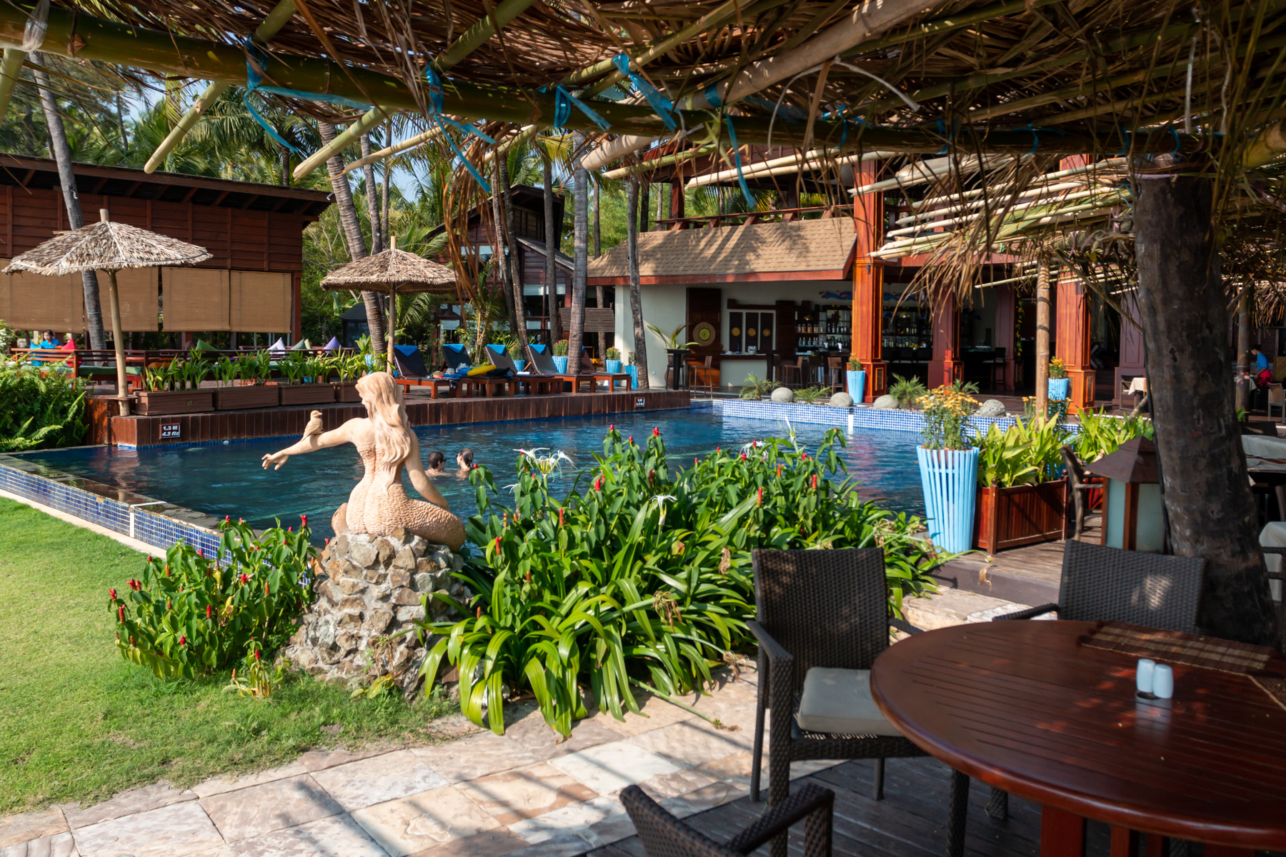 Pool und Restaurant im Amata Resort