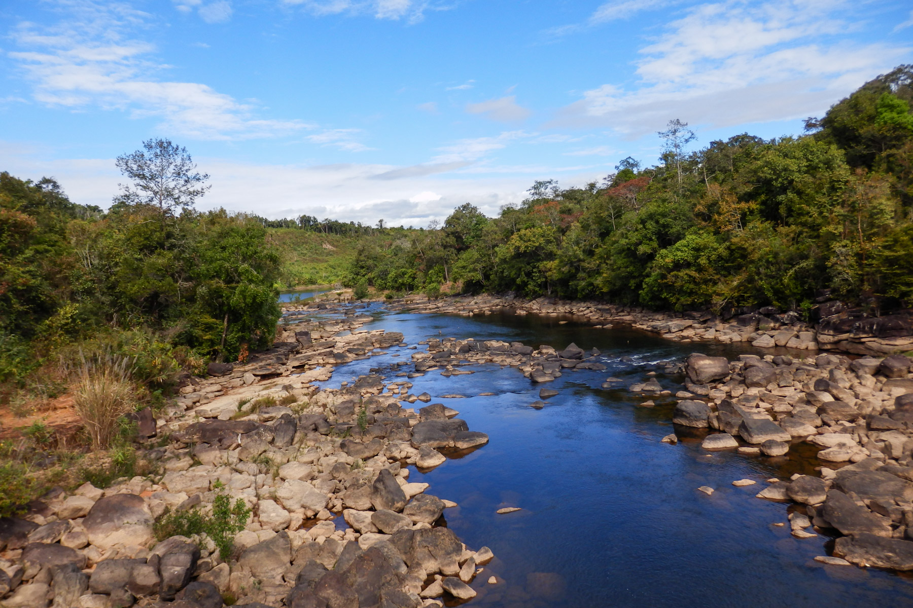 Blick auf einen Fluss mit Geröll im Xe Pian Nationalpark