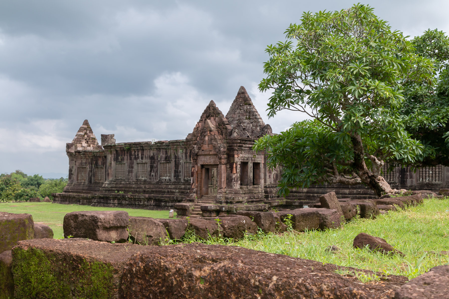 gut erhaltene Ruinen in der Tempelanlage des Wat Phou