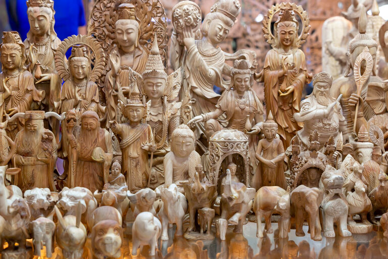 Buddha-Statuen jeder Größe aus duftenden Sandelholz