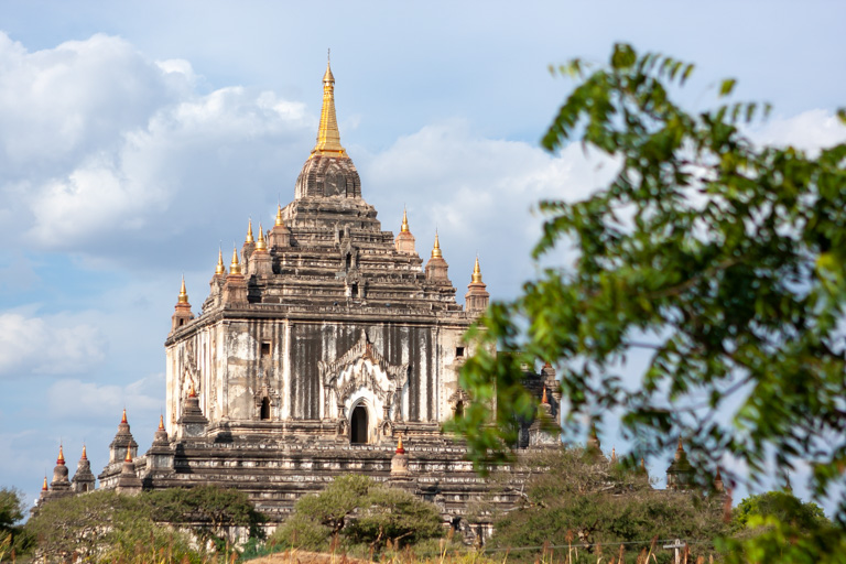 Blick auf den imposanten That Byin Nyu Tempel