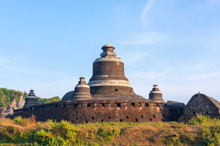 der wie ein Festung aussehende Lya Mye Htna Tempel in Mrauk U