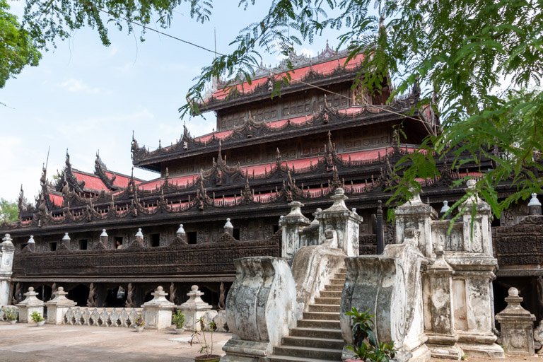 Blick auf das aus Teakholz gebaute Shwe Nan Daw Kloster in Mandalay