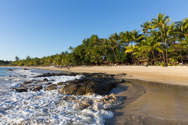 Blick auf den mit Palmen gesäumten Strand von Ngapali