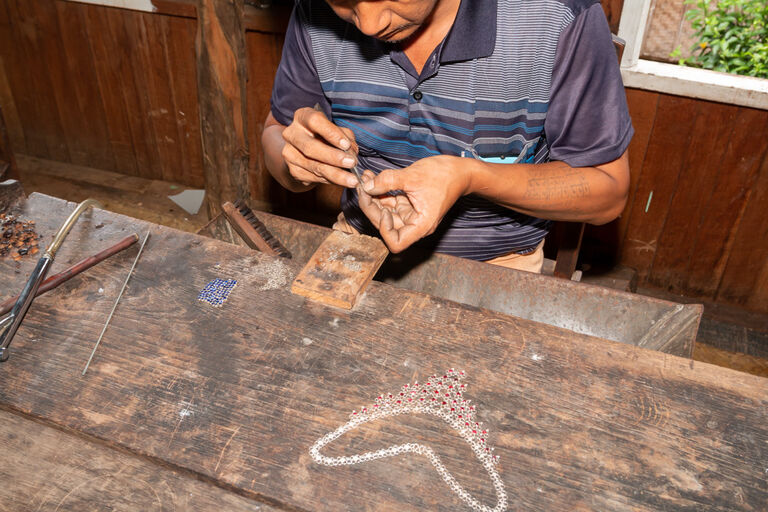 Herstellung eines Colliers aus Silber und Rubinen