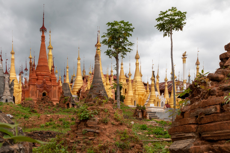 die Stupas der Shwe Inn Thein Pagode während der Regenzeit
