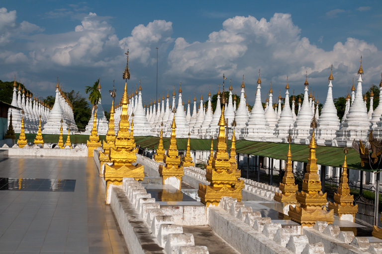 Blick auf die quadratisch angelegte Sanda Muni-Pagode mit ihren unzähligen weißen Stupas