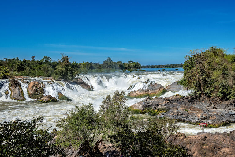 Blick auf den riesigen Mekong-Katarakt mit seinen vielen Wasserfällen
