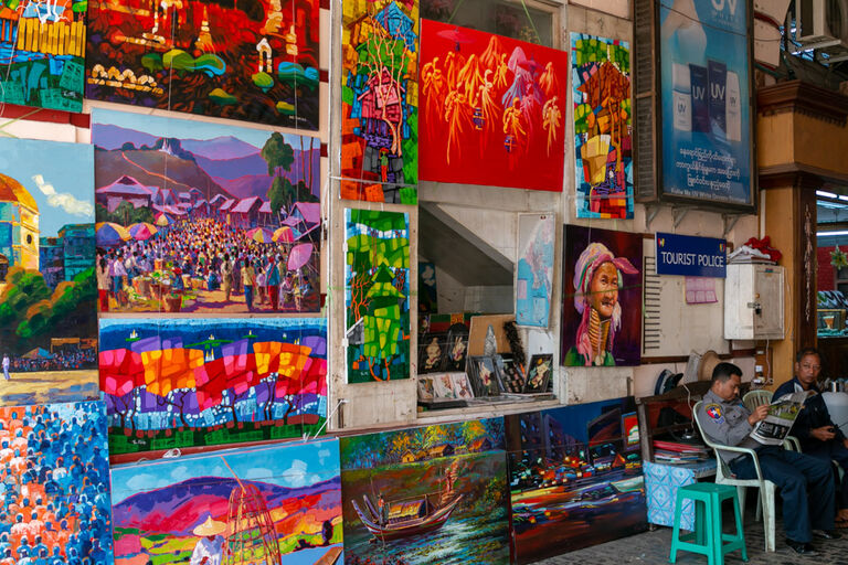 farbenfrohe handgemalte Bilder zum Verkauf im Bogyoke Aung San Markt